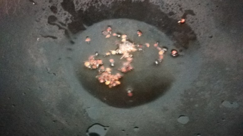 番茄藕丁,锅中倒入适量油烧热，放入花椒炸香。