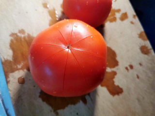 番茄藕丁,番茄画个＂米＂字，表皮深度即可