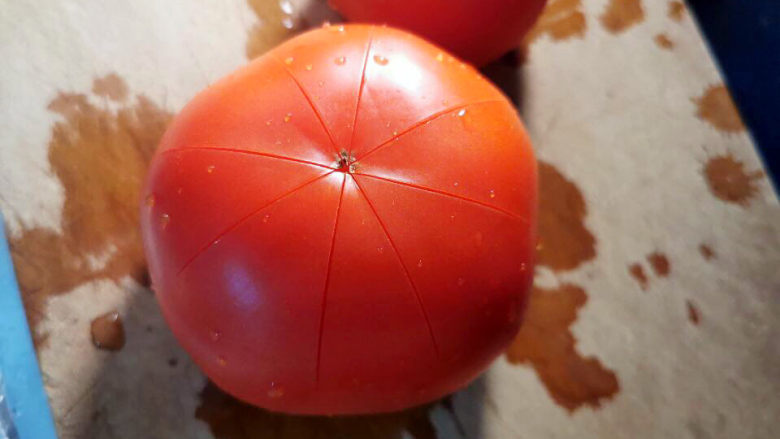 番茄藕丁,番茄画个＂米＂字，表皮深度即可