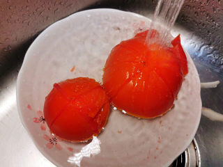 番茄藕丁,一分钟后，放入冷水冲去番茄皮