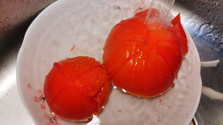 番茄藕丁,一分钟后，放入冷水冲去番茄皮