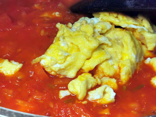 番茄藕丁,炒至番茄呈现糊状，就可以加入鸡蛋