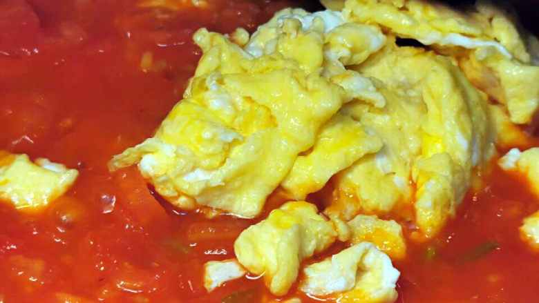 番茄藕丁,炒至番茄呈现糊状，就可以加入鸡蛋