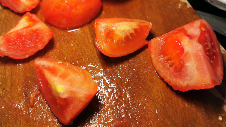 番茄藕丁,番茄切块后切丁