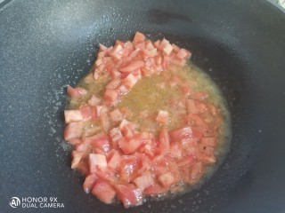 番茄藕丁,起锅烧油，倒入番茄炒至融化