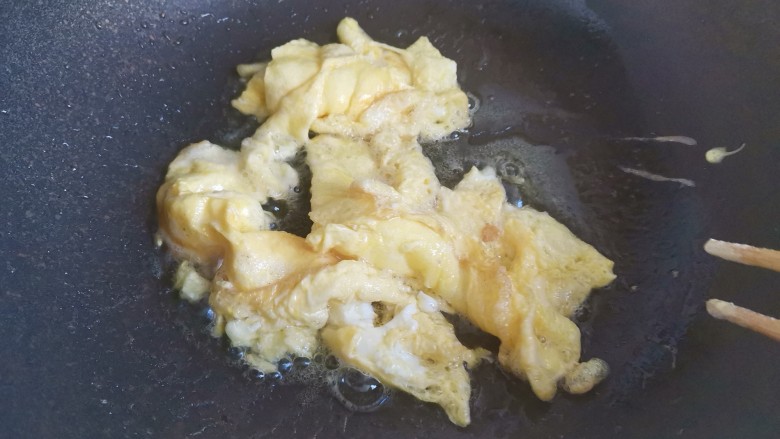 白萝卜炒鸡蛋,锅烧油倒入鸡蛋液，炒散盛出备用