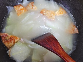 冬瓜瘦肉汤,用锅铲搅散肉片，继续煮五分钟