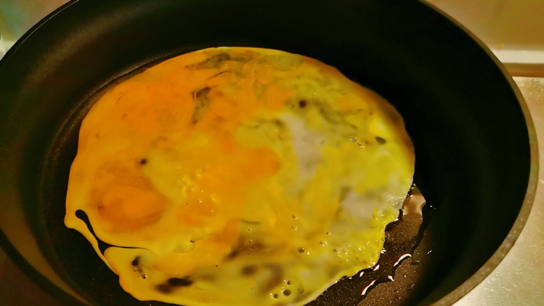 白萝卜炒鸡蛋,起油锅放入食用油，油热后放入鸡蛋液。