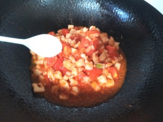 番茄藕丁,出锅前加入鸡精提鲜