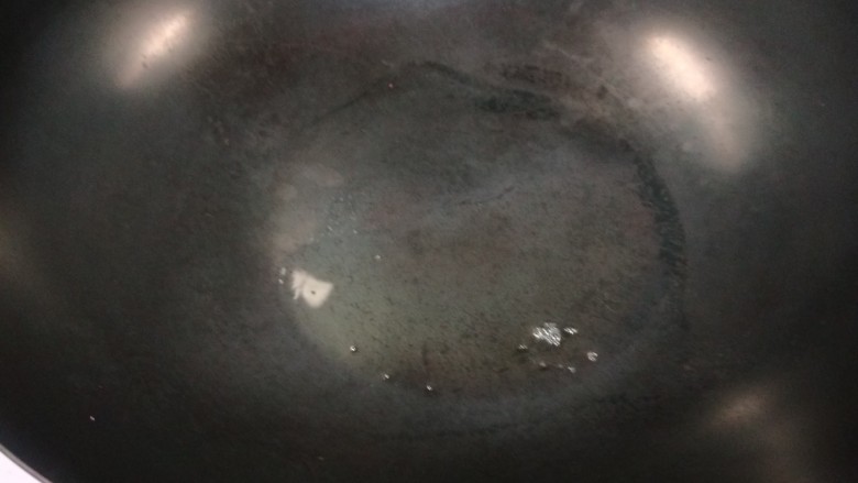 素炒山药,锅中倒入适量油烧热。