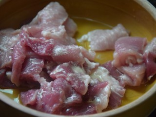 冬瓜瘦肉汤,加入小苏打和花生油，抓匀腌制十五分钟