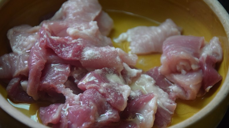 冬瓜瘦肉汤,加入小苏打和花生油，抓匀腌制十五分钟