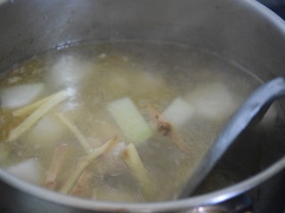 冬瓜瘦肉汤,倒入肉片，再次煮开