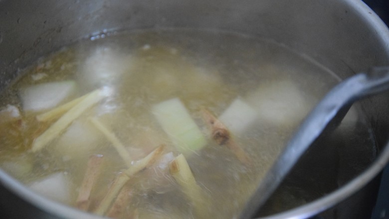 冬瓜瘦肉汤,倒入肉片，再次煮开