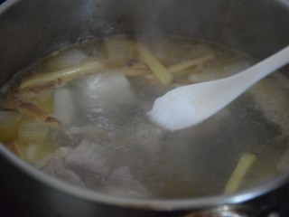 冬瓜瘦肉汤,关火，加入盐搅拌均匀即可