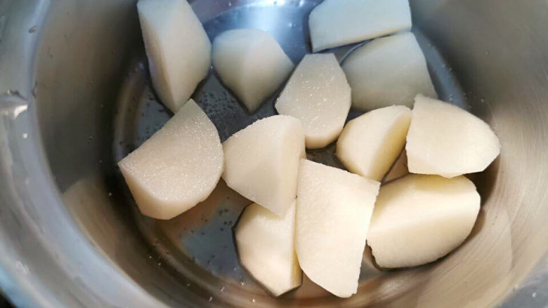 蒜香炸排骨,白地瓜去皮切块，用盐巴腌一下，就可以去掉苦水。也是当成一种杀菌