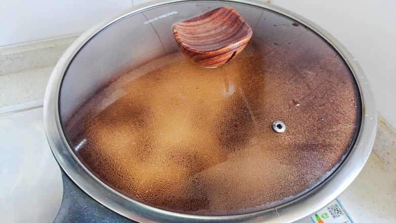素炒山药,盖上锅盖，转小火焖煮半分钟