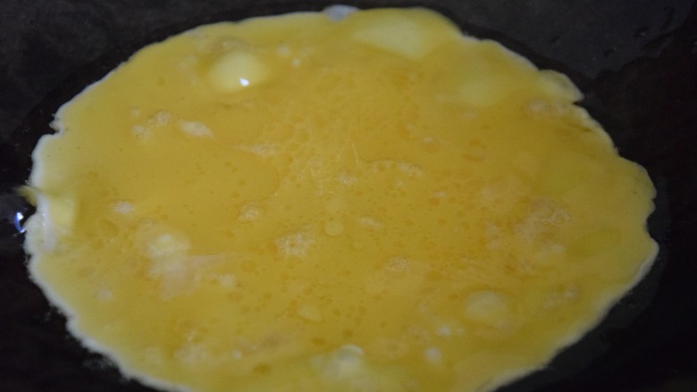 白萝卜炒鸡蛋,起热锅凉油，倒入蛋液煎至凝结