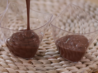 巧克力咖啡慕斯杯,过筛倒入杯中冷藏至凝固