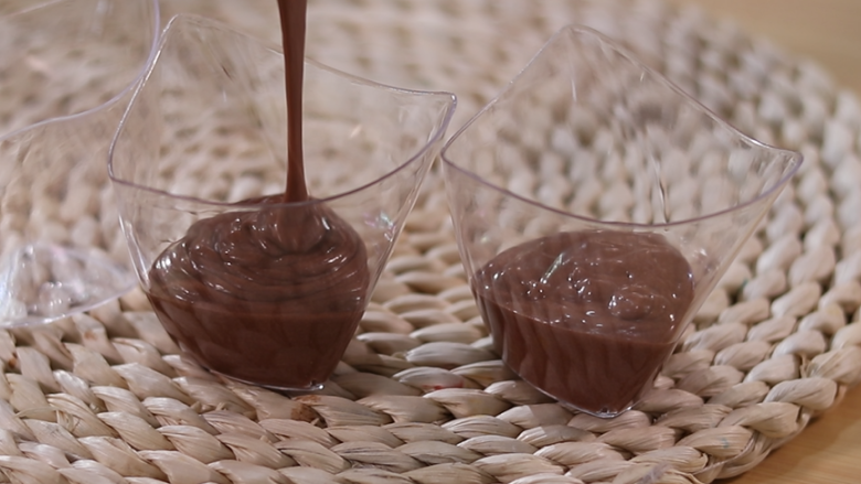 巧克力咖啡慕斯杯,过筛倒入杯中冷藏至凝固
