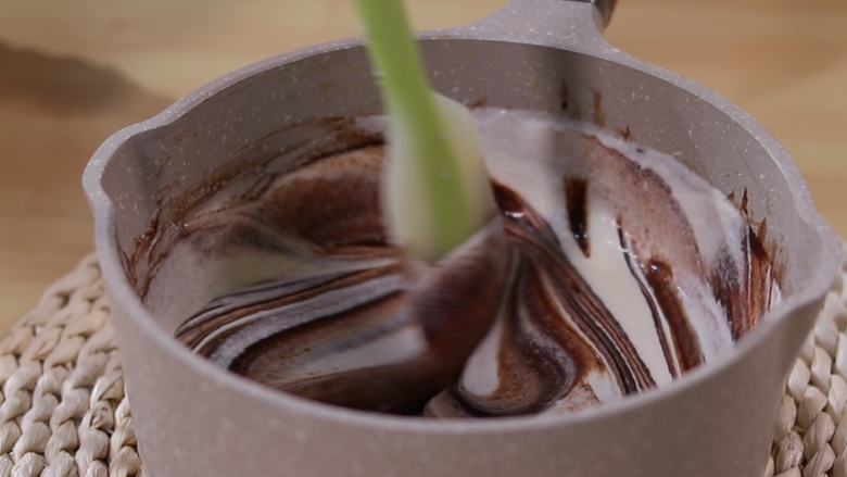 巧克力咖啡慕斯杯,与巧克力混合均匀