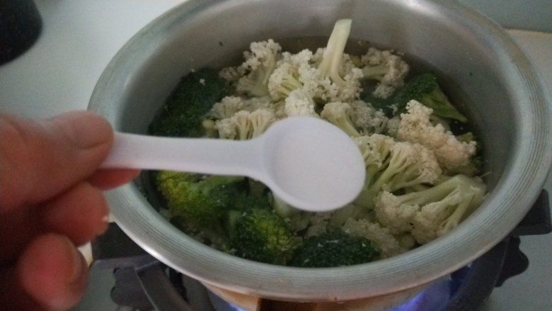 椒盐花菜,加入一小勺盐。