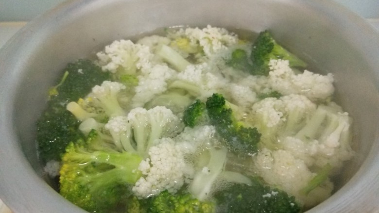 椒盐花菜,煮开锅捞出来。