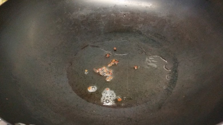 椒盐花菜,锅中倒入适量油烧热，放花钱炒香。