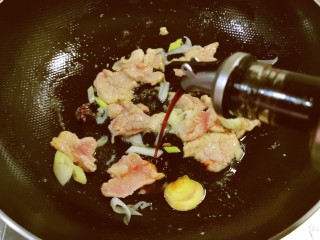 冬瓜瘦肉汤,肉片翻炒变色后放入酱油提味。