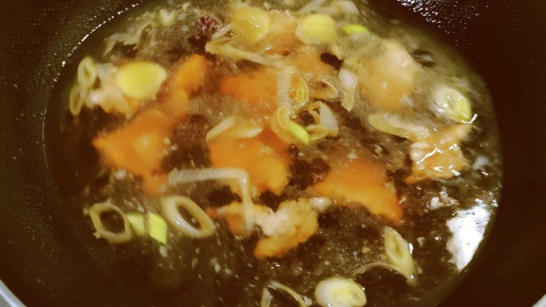 冬瓜瘦肉汤,倒入适量清水，烧开。