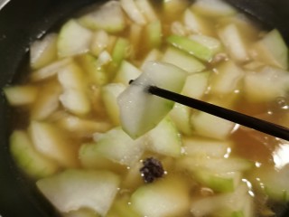 冬瓜瘦肉汤,煮至冬瓜成熟。