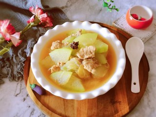 冬瓜瘦肉汤,盛到汤碗里，趁热食用。