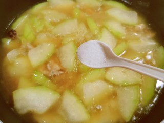 冬瓜瘦肉汤,粉丝煮至成熟，按自己口味添加盐。