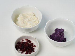 蔓越莓山藥糕,2、 山藥蒸熟壓成泥，紫薯蒸熟壓成泥。