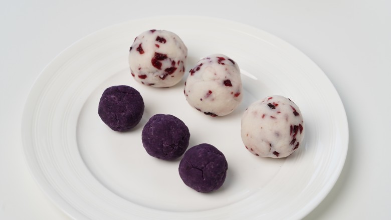 蔓越莓山药糕,5、 山药泥和紫薯泥各分成3份，揉成圆球。