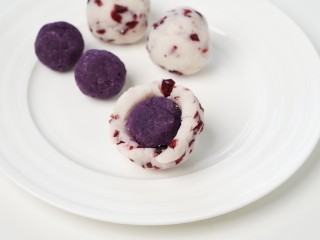 蔓越莓山藥糕,6、 用山藥泥壓扁包入紫薯后收口。