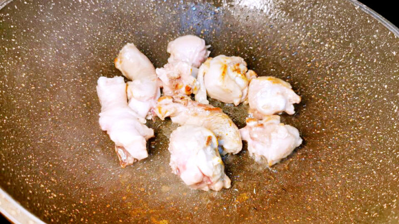 大盘鸡拌面,慢慢煎香 。一下锅的鸡肉，不要急着翻动，以免破皮