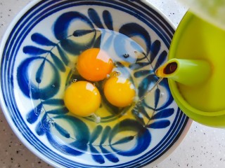 白萝卜炒鸡蛋,鸡蛋磕入碗内，加少许料酒，打散