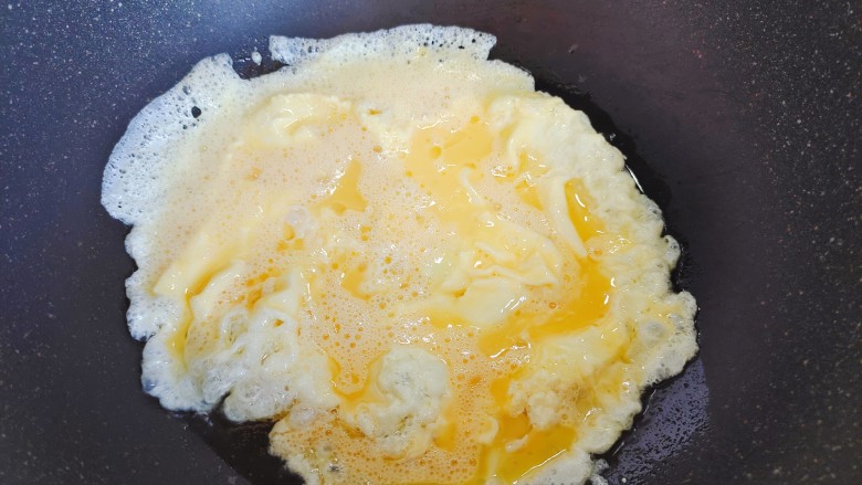 白萝卜炒鸡蛋,起油锅，油热后，下鸡蛋液