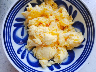 白萝卜炒鸡蛋,翻炒至鸡蛋液凝固结块，盛出备用