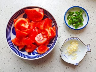 番茄藕丁,番茄去皮洗净，切成小块，大蒜去皮洗净切成末，小葱洗净切碎