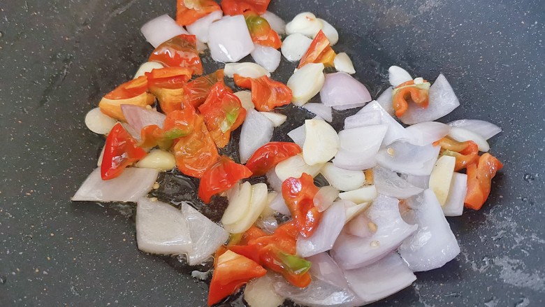 椒盐花菜,加入洋葱蒜和红椒炒出香味