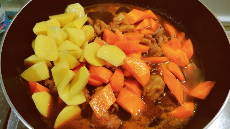 大盘鸡拌面,放入土豆胡萝卜，继续加热。
