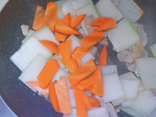 冬瓜瘦肉汤,加入料酒，食盐，再加入冬瓜和胡萝卜翻炒