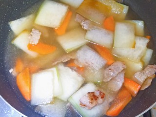 冬瓜瘦肉汤,加入适量清水
