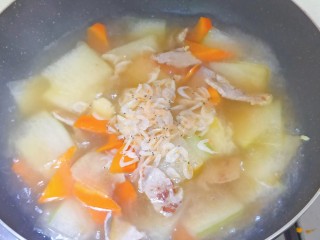 冬瓜瘦肉汤,加入虾皮调味