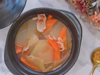 冬瓜瘦肉汤,装盘碗中