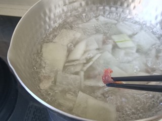 冬瓜瘦肉汤,把腌好的肉片夹散一片片放入汤中，否则入水会粘连成一大坨；