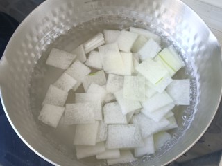 冬瓜瘦肉汤,小汤锅里加两人份的水（1000毫升左右），水开后放入姜片和冬瓜片；