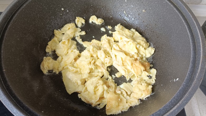 白萝卜炒鸡蛋,鸡蛋炒好盛出备用；